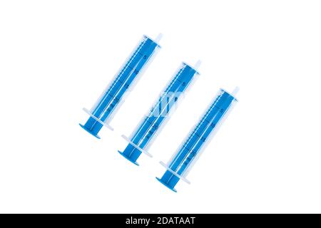 Jeu avec différentes seringues sur fond blanc. Banque D'Images