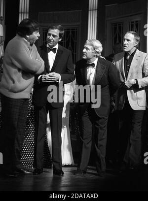 Photo du dossier datée du 09/11/84, de (gauche à droite), des comédiens Jimmy Tarbuck, des O'Connor, Ernie Wise et Bruce Forsyth au London Palladium. Des O'Connor (2e à partir de la gauche), malheureusement décédé le samedi 14 novembre à l'âge de 88 ans. Son agent a confirmé qu'il avait été admis à l'hôpital il y a un peu plus d'une semaine, à la suite d'une chute chez lui à Buckinghamshire. Malheureusement, hier soir, son état s'est soudainement détérioré et il s'est glissé paisiblement dans son sommeil. Banque D'Images