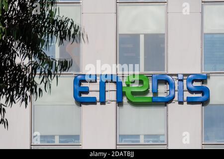 Courbevoie, France - 12 novembre 2020 : logo sur la tour Enedis dans le quartier des affaires de Paris la Défense Banque D'Images