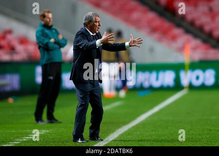 (201115) -- LISBONNE, 15 novembre 2020 (Xinhua) -- l'entraîneur en chef du Portugal Fernando Santos gestes lors du match de football de la Ligue des Nations de l'UEFA entre le Portugal et la France à Lisbonne, Portugal, 14 novembre 2020. (Photo de Diogo Pinto/Xinhua) Banque D'Images