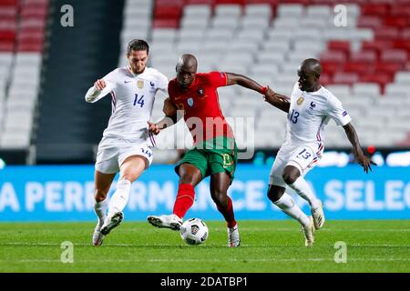 Lisbonne, Portugal. 14 novembre 2020. Danilo Pereira (C) du Portugal rivalise avec Ngolo Kante (R) et Adrien Rabiot lors de leur match de football de la Ligue des Nations de l'UEFA à Lisbonne (Portugal), le 14 novembre 2020. Crédit: Diogo Pinto/Xinhua/Alamy Live News Banque D'Images