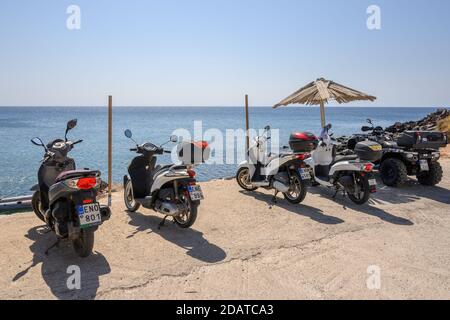 Santorini, Grèce - 16 septembre 2020 : motos garées près de la célèbre plage rouge d'Akrotiri. Île de Santorini, Grèce Banque D'Images