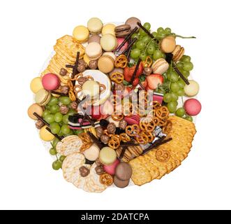 Assiette repas de fête chargée isolée sur fond blanc Banque D'Images