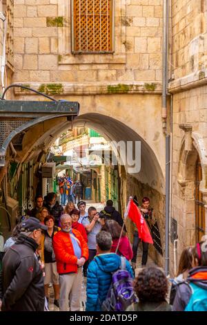 Scène de rue, rue Souk Khan al-Zeit dans la vieille ville, vieille ville, site du patrimoine mondial de l'UNESCO, Jérusalem, Israël, Moyen-Orient Banque D'Images