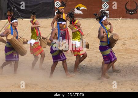 Danse populaire tribale du nord-est de l'Inde en cours de réalisation Village patrimonial de Kisama à Nagaland Inde le 3 décembre 2016 Banque D'Images