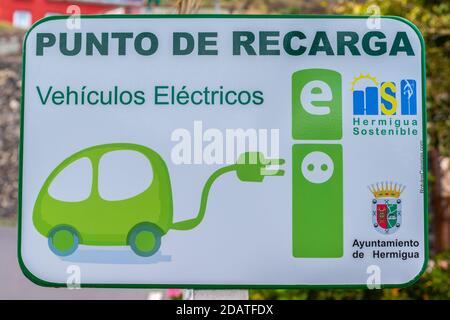 Recharge de voitures électriques. Hermigua, la Gomera, Îles Canaries, Espagne, Europe occidentale Banque D'Images