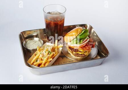 Hamburger servi avec des frites et des sodas Banque D'Images