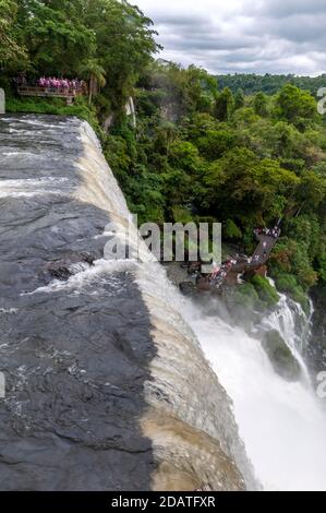 Cascade de Bossetti sur le sentier supérieur, partie des chutes d'Iguazu dans le parc national d'Iguazu, du côté argentin de la frontière avec le Brésil. Banque D'Images