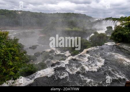 Une partie des chutes d'Iguazu dans le parc national d'Iguazu du côté argentin de la frontière avec le Brésil. Les chutes d'Iguazu sont les plus grandes Banque D'Images