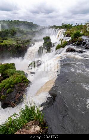 Chutes d'Adam & Eve dans le cadre des chutes d'Iguazu dans le parc national d'Iguazu, du côté argentin de la frontière avec le Brésil. L'Iguazu Wat Banque D'Images