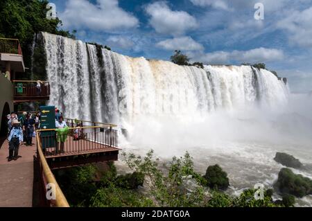 Sur une plate-forme d'observation aux chutes Floriano - partie des chutes d'Iguazu dans le parc national, Brésil. Les chutes d'Iguazu sont la plus grande eau Banque D'Images