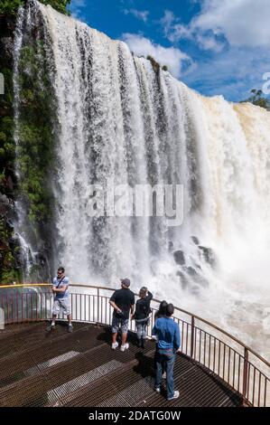 Sur une plate-forme d'observation aux chutes Floriano - partie des chutes d'Iguazu dans le parc national, Brésil. Les chutes d'Iguazu sont la plus grande eau Banque D'Images