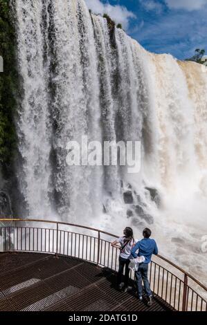 Sur une plate-forme d'observation aux chutes Floriano - partie des chutes d'Iguazu dans le parc national, Brésil. Les chutes d'Iguazu sont la plus grande eau Banque D'Images