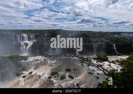 Les chutes d'Iguazu au Brésil. Au pied des chutes se trouve une passerelle et une plate-forme d'observation pour les visiteurs. De l'autre côté des chutes en Argentine. Banque D'Images