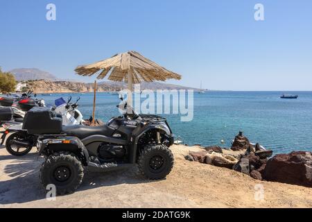 Santorini, Grèce - 16 septembre 2020 : Quad Bike garée près de la célèbre plage Rouge d'Akrotiri. Île de Santorini, Grèce Banque D'Images