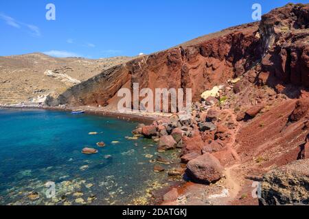 La plage rouge sur l'île de Santorini - l'une des plages les plus pittoresques du monde. Cyclades, Grèce Banque D'Images