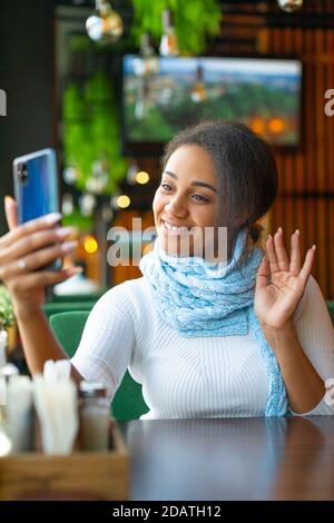 Photo verticale d'une femme africaine avec un ordinateur portable ayant un appel vidéo. Gros plan. Banque D'Images
