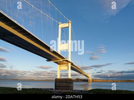 Soleil tardif sur le pont Severn à Beachley, Gloucestershire, Royaume-Uni Banque D'Images