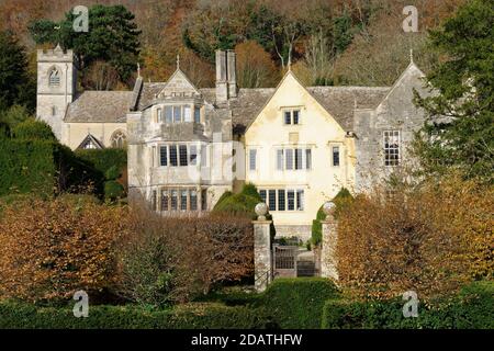 La première classe a inscrit le manoir Tudor Owlpen avec l'église de la Sainte-Croix du XIXe siècle derrière. Uley, Gloucestershire, Royaume-Uni Banque D'Images