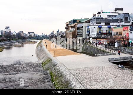 Kyoto, Japon - 30 décembre 2009 : personnes marchant le long du remblai de la rivière Kamo, Kyoto, Japon Banque D'Images