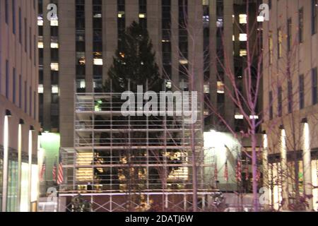 New York, États-Unis. 15 novembre 2020. (NOUVEAU) New York commence à mettre en place ses arbres et décorations de Noël. 15 novembre 2020, New York, Etats-Unis: Rockefeller Center, Saks et d'autres commencent à mettre en place leurs arbres de Noël et leurs décorations au milieu de Covid-19. Les travailleurs sont vus travailler de nuit en mettant en place les décorations d'éclairage en face de Saks entre la 50e et la 49e rue sur la 5e Avenue, tandis que Rockefeller Tree est en cours de mise en place pour éclairer le Noël de New Yorkersâ‚ â â„′ et que la ville fait face à un nouveau cas et couvre-feu Covid-19, Cette année, les célébrations de Noël seraient affectées.Credit: Niyi Fote /Then Banque D'Images