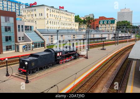 Vladivostok, Russie - 30 juillet 2015 : une vieille locomotive à vapeur se trouve sur la plate-forme de la gare de Vladivostok Banque D'Images