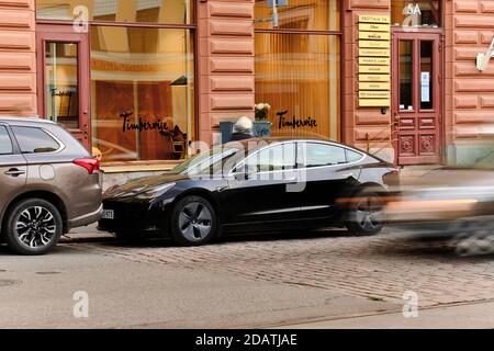 Finlande, Helsinki - 10 novembre 2020 : le modèle 3 de couleur noire de Tesla dans la rue du centre d'Helsinki. Banque D'Images