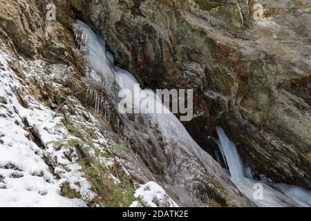 Moss Glen Falls en hiver après la tempête de neige. L'eau transformée en glace et est recouverte de neige. Journée ensoleillée. Banque D'Images