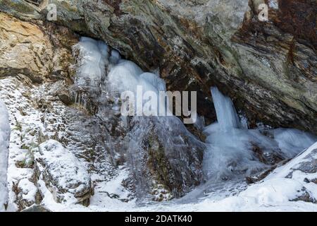 Moss Glen Falls en hiver après la tempête de neige. L'eau transformée en glace et est recouverte de neige. Journée ensoleillée. Banque D'Images