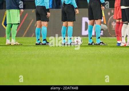 Arbitre Ovidiu Hategane, ROM avec sifflet, gestes, spectacles, montre, action individuelle, assistantes dans le match ALLEMAGNE - UKRAINE 3-1 Ligue des Nations de l'UEFA, équipe nationale allemande de football, DFB , saison 2020/2021 à Leipzig, Allemagne, 14 novembre 2020 © Peter Schatz / Alamy Live News important: La réglementation DFB interdit toute utilisation de photographies comme séquences d'images et/ou quasi-vidéo. Banque D'Images