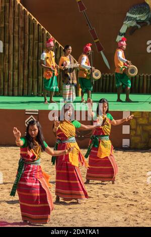 La danse naga est interprétée par des femmes avec des menfolk jouant de la musique Instruments à Nagaland Inde pendant le festival du charme du 4 décembre 2016 Banque D'Images