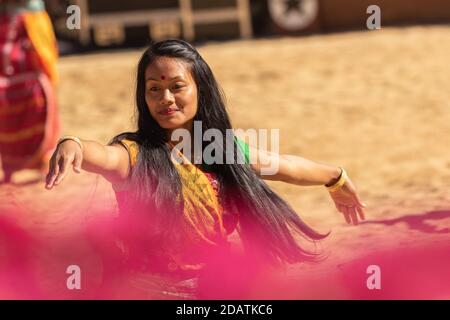 La danse naga est interprétée par des femmes avec des menfolk jouant de la musique Instruments à Nagaland Inde pendant le festival du charme du 4 décembre 2016 Banque D'Images