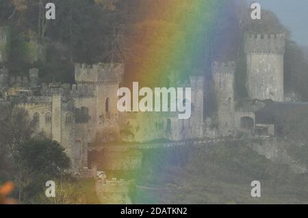 Arc-en-ciel sur le château de Gwritch à Abergele, dans le nord du pays de Galles, avant le lancement de la nouvelle série I'm A Celebrity... sortez-moi d'ici! Qui a lieu au château de Gwrych. Banque D'Images