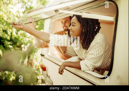 Le mari et la femme ont vue sur la fenêtre du véhicule de camping, la remorque Banque D'Images