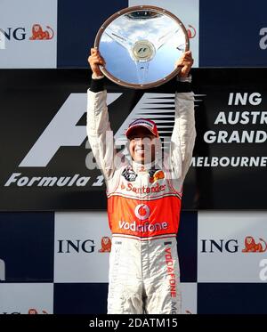 Photo du dossier datée du 16-03-2008 de Lewis Hamilton de McLaren célèbre la victoire à Melbourne. Banque D'Images