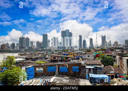 Vues sur les bidonvilles sur les rives de mumbai, en Inde, sur fond de gratte-ciel en construction Banque D'Images
