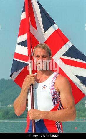 Photo du dossier datée du 24-07-1992 de l'agriculteur olympique et du porte-drapeau de l'équipe olympique britannique Steve Redgrave. Banque D'Images