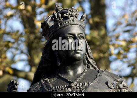 Détail d'une statue en bronze de la reine Victoria devant l'hôtel de ville de Scarborough. Peu de villes des îles britanniques n'ont pas de statuaire commémorative d'elle Banque D'Images