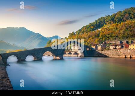 Pont du Diable ou Ponte della Maddalena site historique à Garfagnana. Rivière Serchio. Borgo a Mozzano, Lucques. Toscane, Italie. Exposition longue dans Banque D'Images