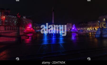 Une vue panoramique de Trafalgar Square célébrant Diwali, le festival des lumières dans un Londres vide pendant le confinement dû au coronavirus. Banque D'Images