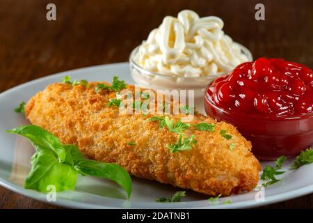 Poisson frit avec ketchup et sauce mayonnaise Banque D'Images