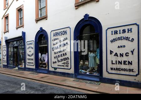 La boutique et l'architecture d'Arnison dans le centre-ville de Penrith, Cumbria, Angleterre, Royaume-Uni Banque D'Images