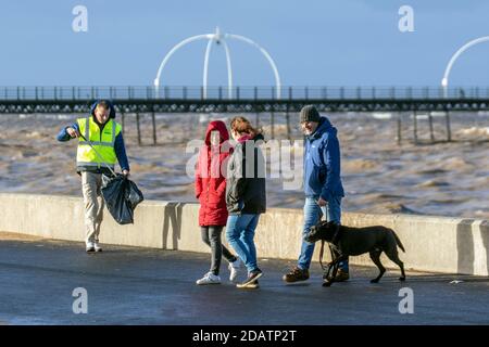 Southport, Merseyside. Météo Royaume-Uni. 14 novembre 2020. Des conditions de blustère dans la côte nord-ouest, avec des épisodes de pluie battante, avec quelques pauses ensoleillées. Crédit; MediaWorldImages/AlamyLiveNews. Banque D'Images