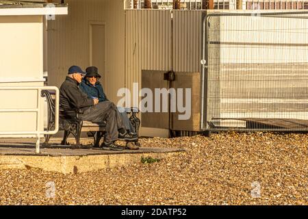 Un couple âgé assis, reposant et parlant. Banque D'Images