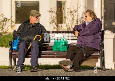 Un couple âgé assis, reposant et parlant. Banque D'Images