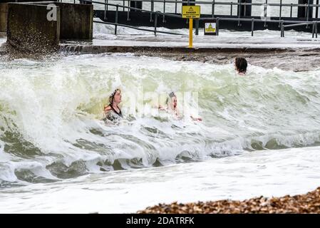 Shoreham, West Sussex, UK Dimanche 15 novembre 2020UK Météo: Les baigneurs en eau libre brave la mer dans le calme relatif de Shoreham Harbour, les conditions sont trop sauvages sur les plages exposées. Photo ©Julia Claxton crédit: Julia Claxton/Alay Live News Banque D'Images