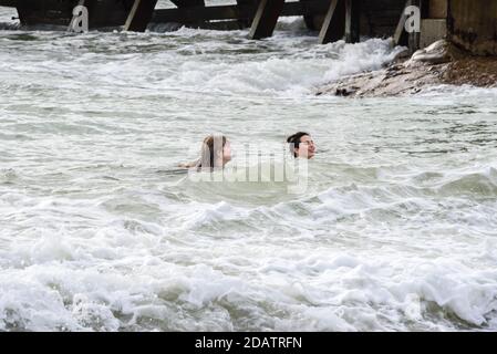 Shoreham, West Sussex, UK Dimanche 15 novembre 2020UK Météo: Les baigneurs en eau libre brave la mer dans le calme relatif de Shoreham Harbour, les conditions sont trop sauvages sur les plages exposées. Photo ©Julia Claxton crédit: Julia Claxton/Alay Live News Banque D'Images