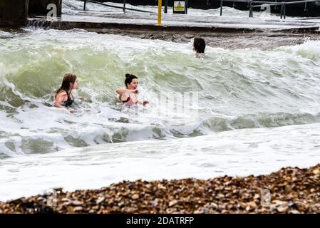 Shoreham, West Sussex, UK Dimanche 15 novembre 2020UK Météo: Les baigneurs en eau libre brave la mer dans le calme relatif de Shoreham Harbour, les conditions sont trop sauvages sur les plages exposées. Photo ©Julia Claxton crédit: Julia Claxton/Alay Live News Banque D'Images