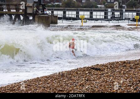 Shoreham, West Sussex, UK Dimanche 15 novembre 2020UK Météo: Les baigneurs en eau libre brave la mer dans le calme relatif de Shoreham Harbour, les conditions sont trop sauvages sur les plages exposées. Photo ©Julia Claxton crédit: Julia Claxton/Alay Live News Banque D'Images