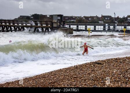 Shoreham, West Sussex, UK Dimanche 15 novembre 2020UK Météo: Les baigneurs en eau libre brave la mer dans le calme relatif de Shoreham Harbour, les conditions sont trop sauvages sur les plages exposées. Photo ©Julia Claxton crédit: Julia Claxton/Alay Live News Banque D'Images